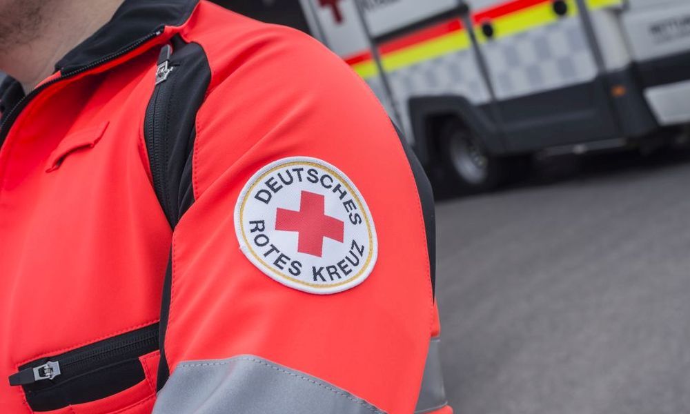 Arm mit rotem Kreuz auf der Einsatzjacke