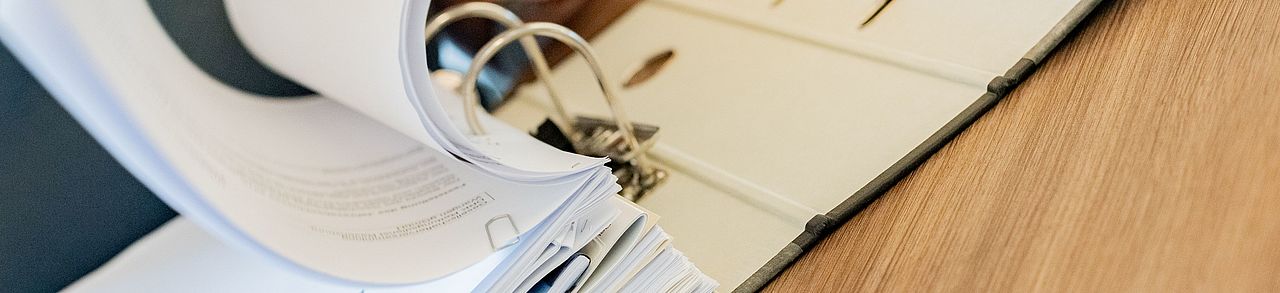 Ordner wird aufgeschlagen