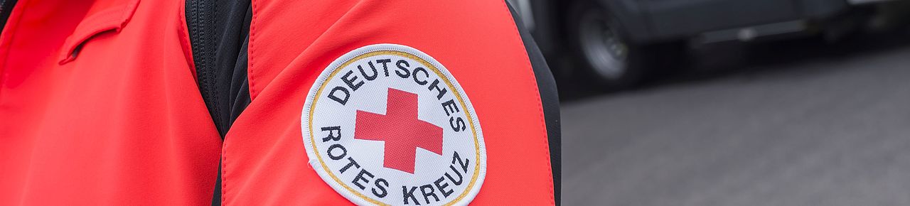 Jacke mit DRK-Logo auf dem Arm