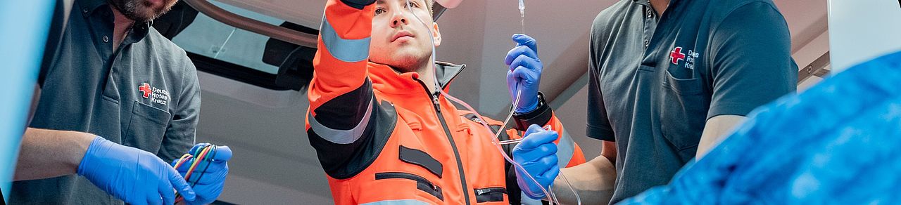 Rettungsdienstpersonal versorgt einen Patient