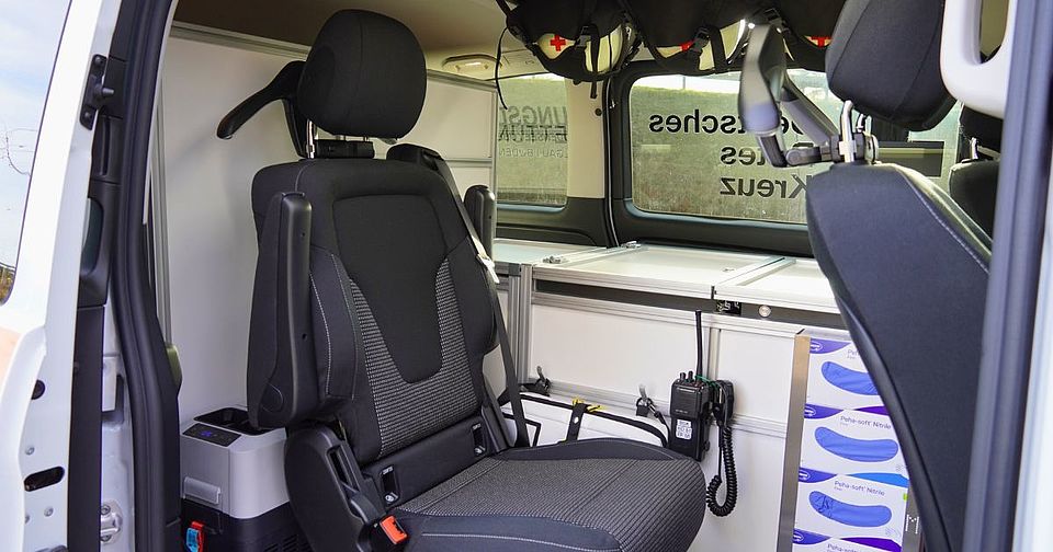 Innenraum mit Sitzplatz und Klapptisch 