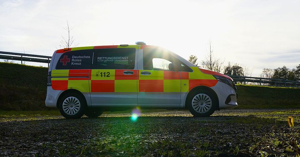 Neues Notarzteinsatzfahrzeug in der Nachmittagssonne