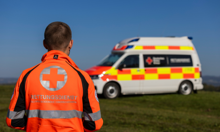 DRK-Mitarbeiter steht vor KTW