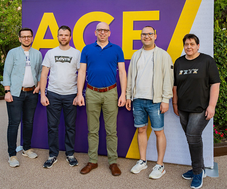Eine Delegation der ILS vor dem ACE-Logo