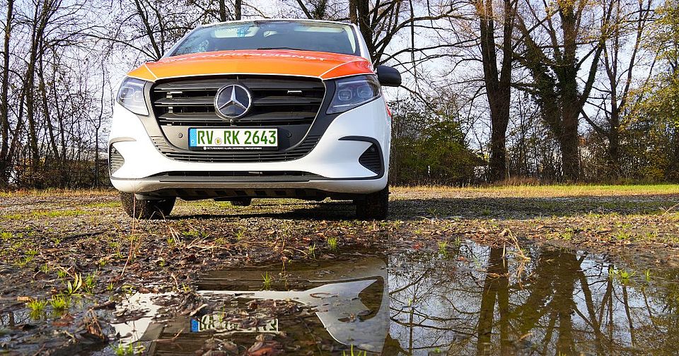 Notarzteinsatzfahrzeug spiegelt sich in Pfütze