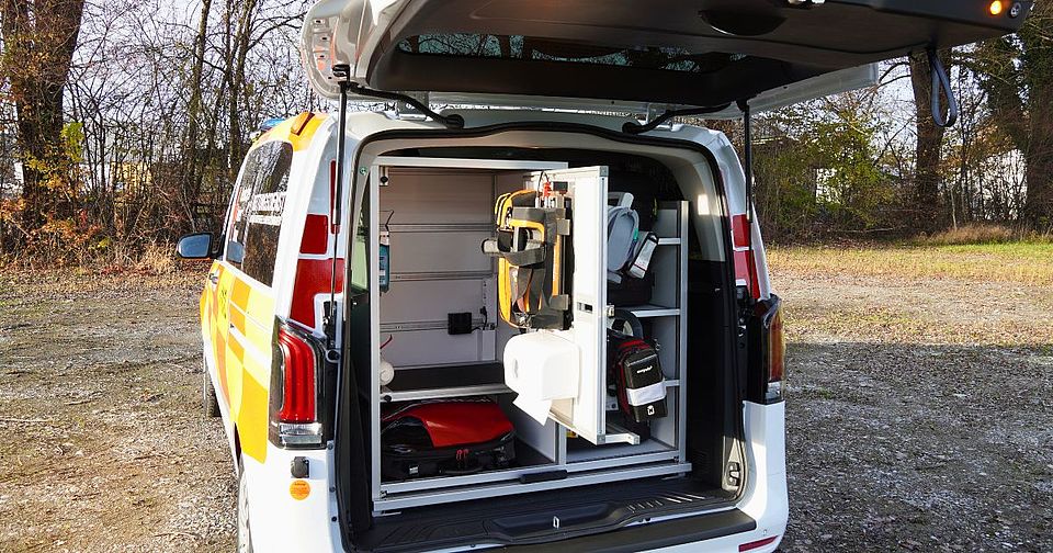Neues Notarzteinsatzfahrzeug mit geöffneter Heckklappe zeigt den Ausbau und die Ausstattung mit Geräten