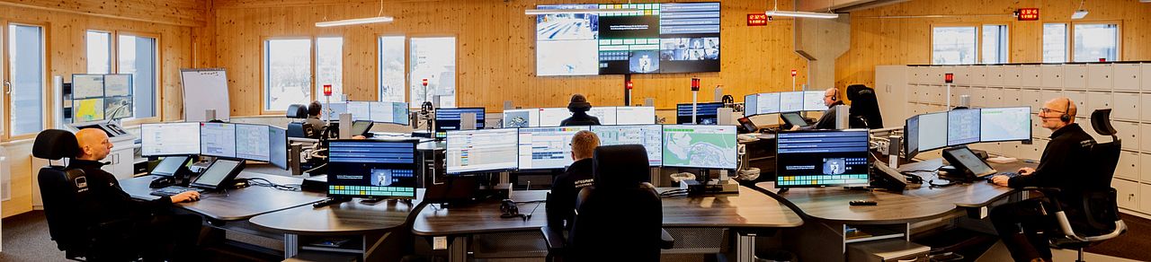 Leitstellendisponent bei der Arbeit 
