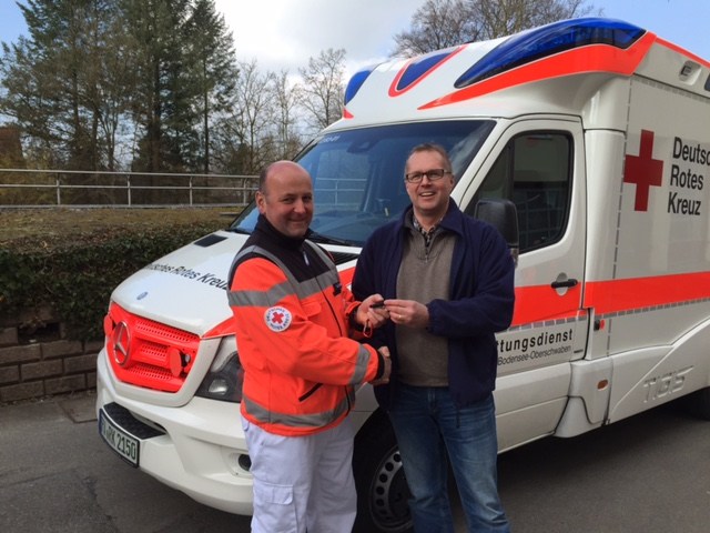 Fuhrpakrleiter Jo Heinzler übergibt den Fahrzeugschlüssel an den diensthabenden Rettungsassistenten Hans-Peter Waibel.